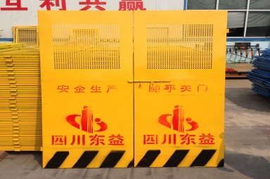 施工電梯安全門規格
